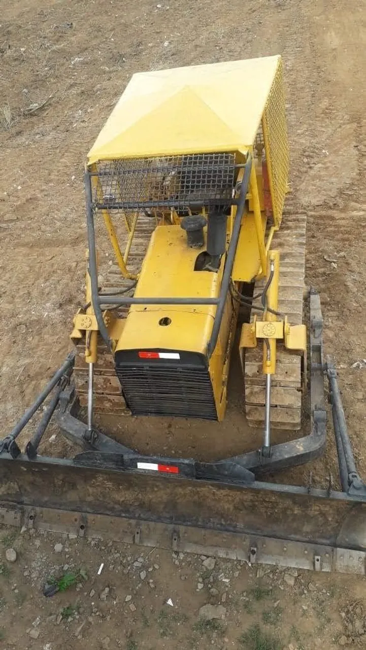 Trator de Esteira com Lâmina - Equipamento Agrícola