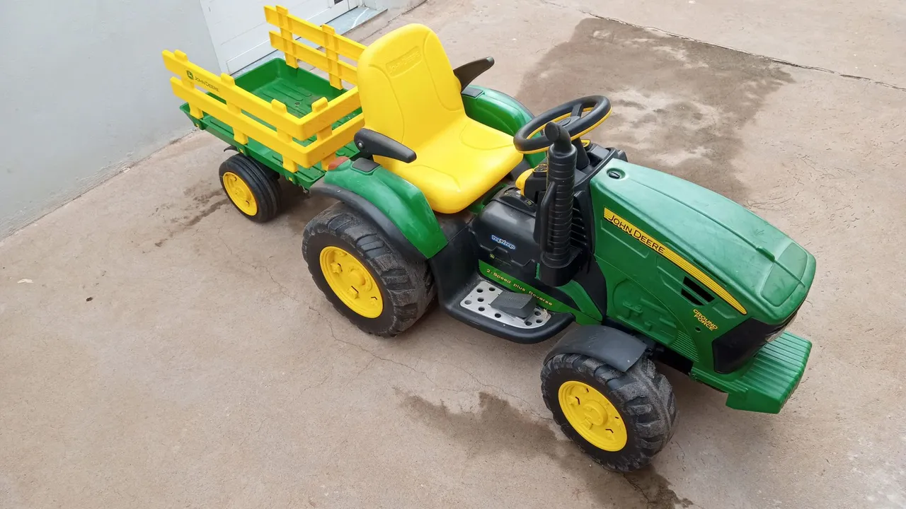 Trator John Deere com Caçamba