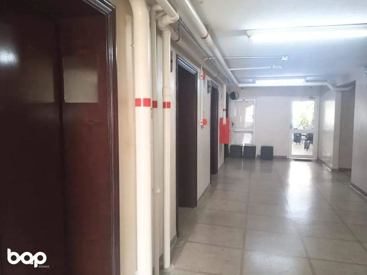 Alugo sala comercial na Av Presidente Vargas.