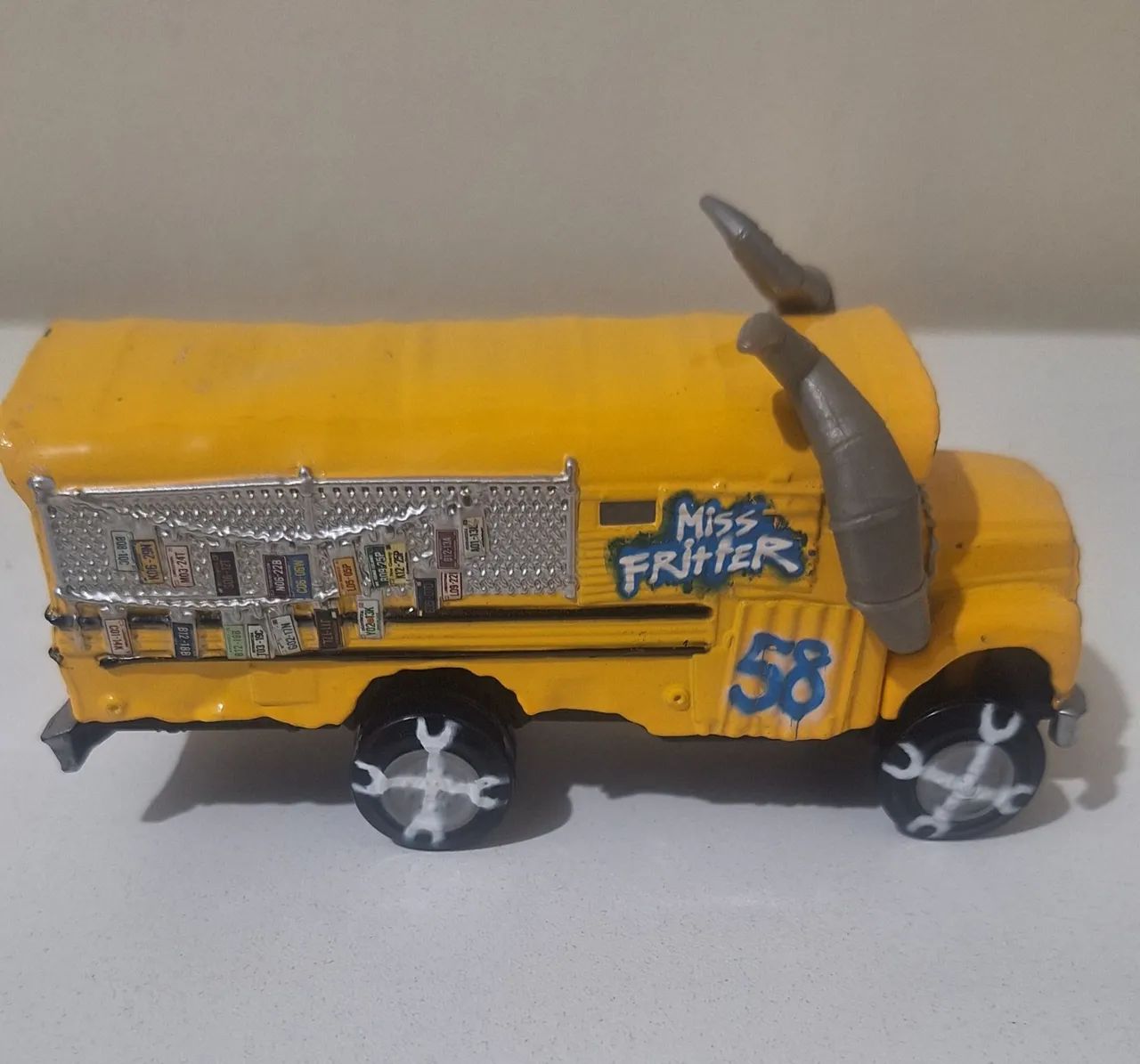 Ônibus escolar do filme Carros - Foto 2