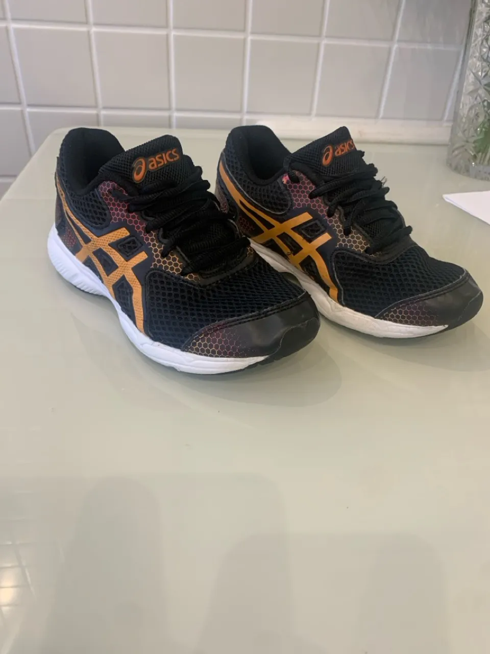 Tênis Asics Buzz 4 Infantil Preto e Laranja tamanho 32