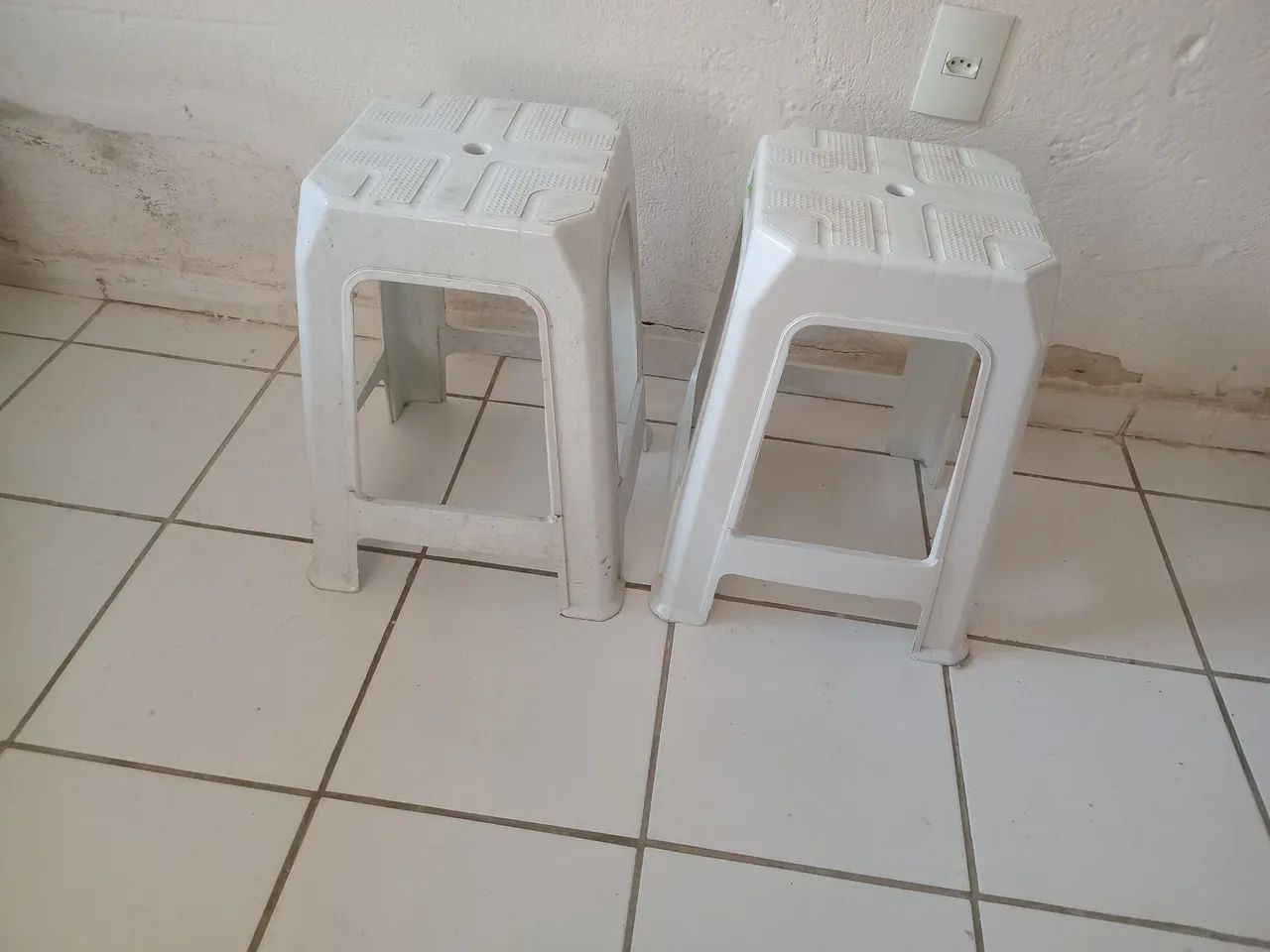 Dois Bancos de Plástico Branco por 30 reais os 2