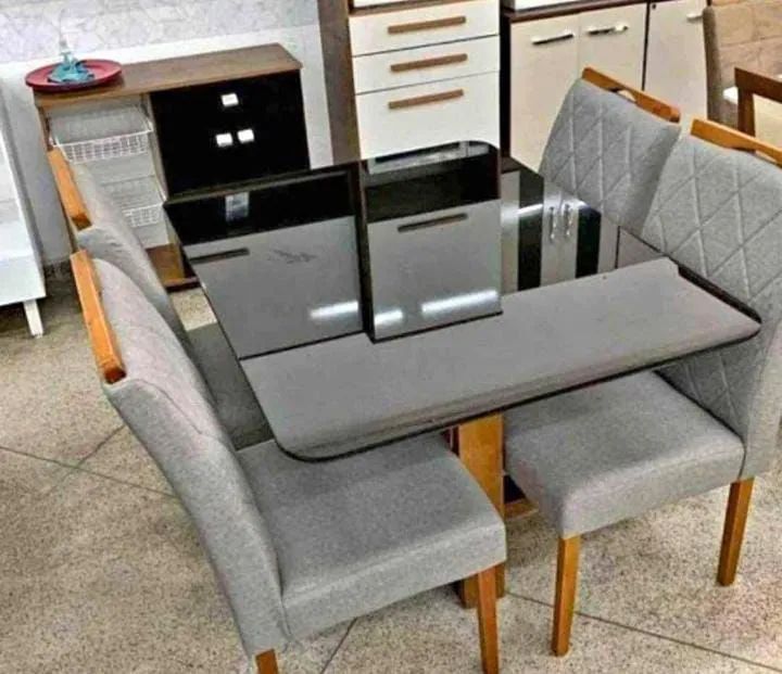 Mesa tampo com vidro e cadeiras em madeira maciça 