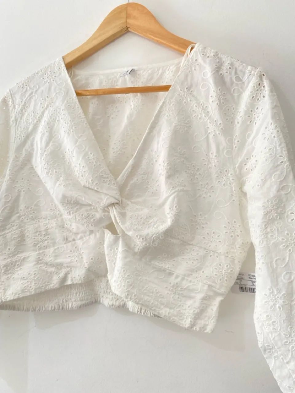 Blusa branca com bordado e nó frontal - NOVA - Foto 2