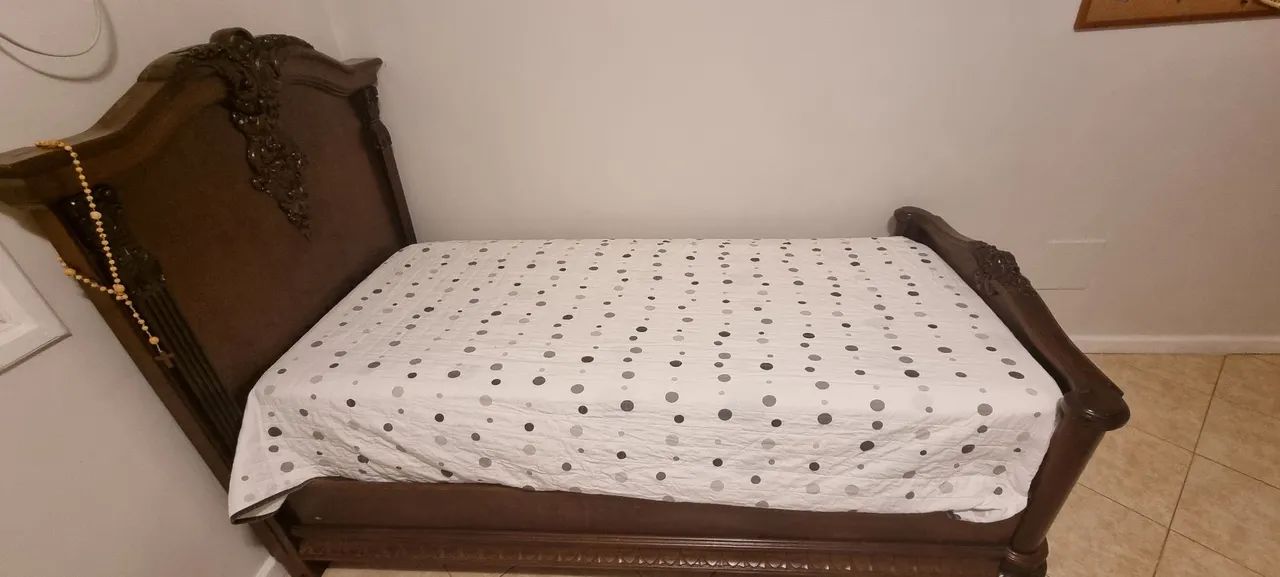 Cama de solteiro com Cabeceira de Madeira (inclui colchao)