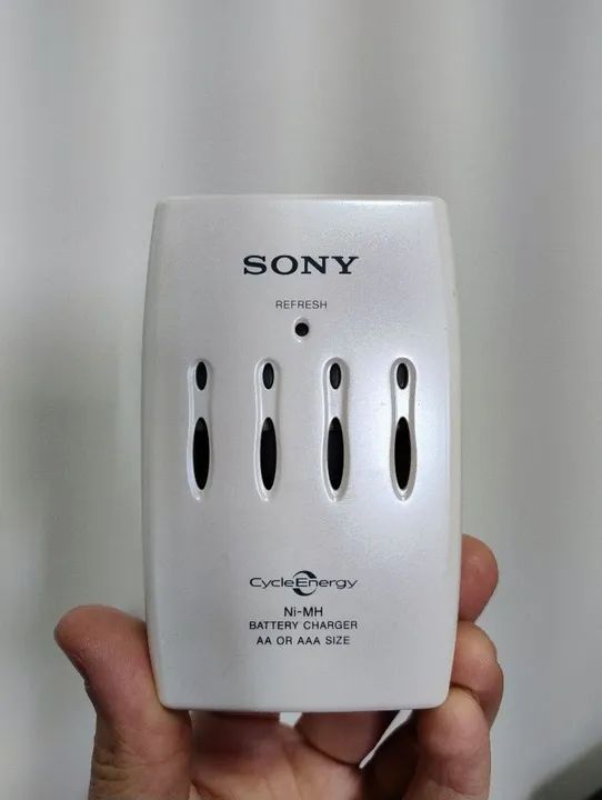 Carregador de Baterias Sony CycleEnergy Ni-MH AA e AAA