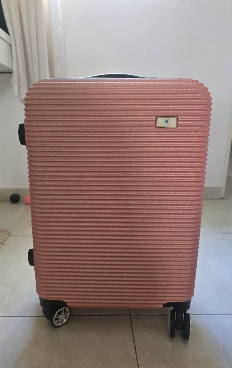 Mala de viagem rosa com design moderno. Nunca foi usada