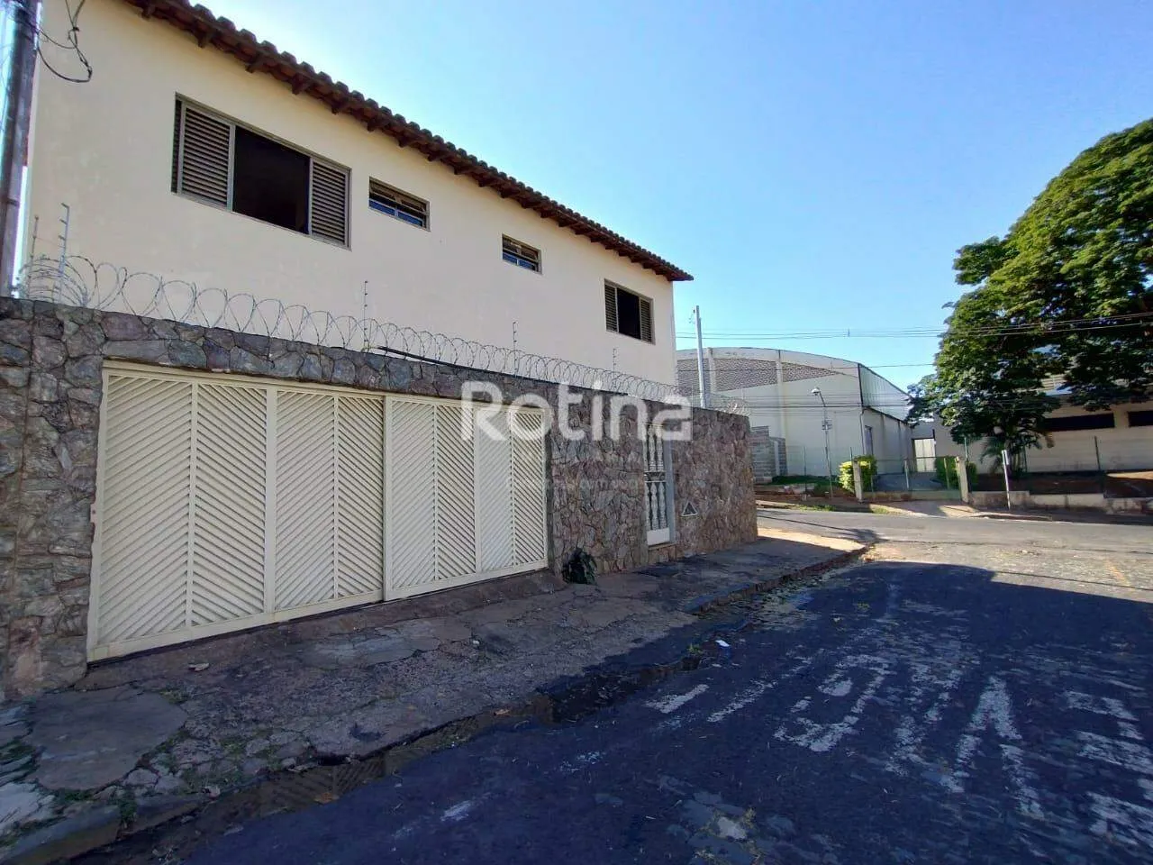 Casa para alugar, 3 quartos, Nossa Senhora Aparecida - Uberlândia/MG - Rotina Imobiliária