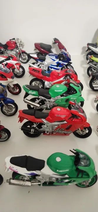 28 miniaturas de motocicletas modelos diversos, escala 1/18 - Foto 2