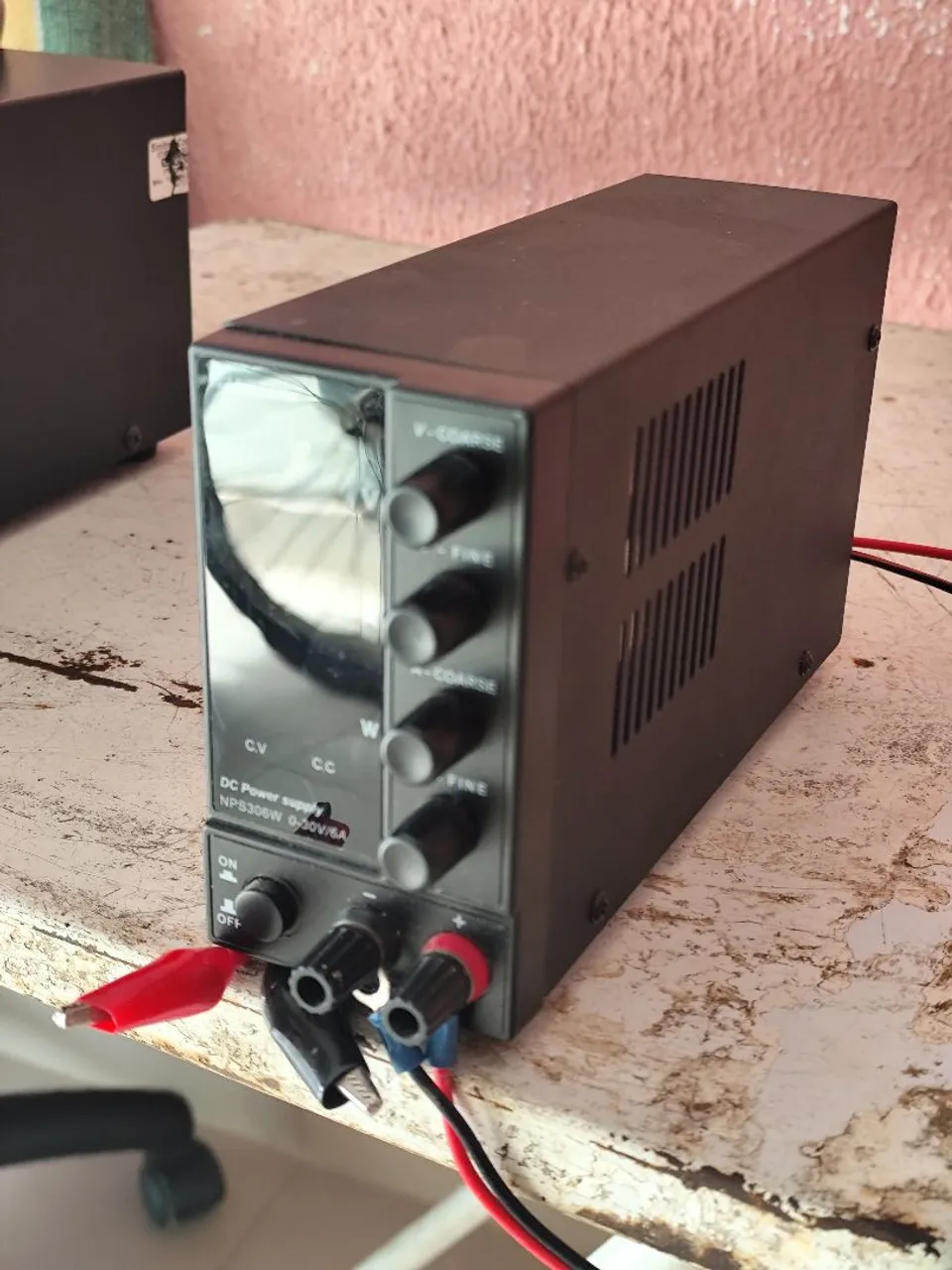 Fonte de Alimentação DC NPS306W 0-30V/5A