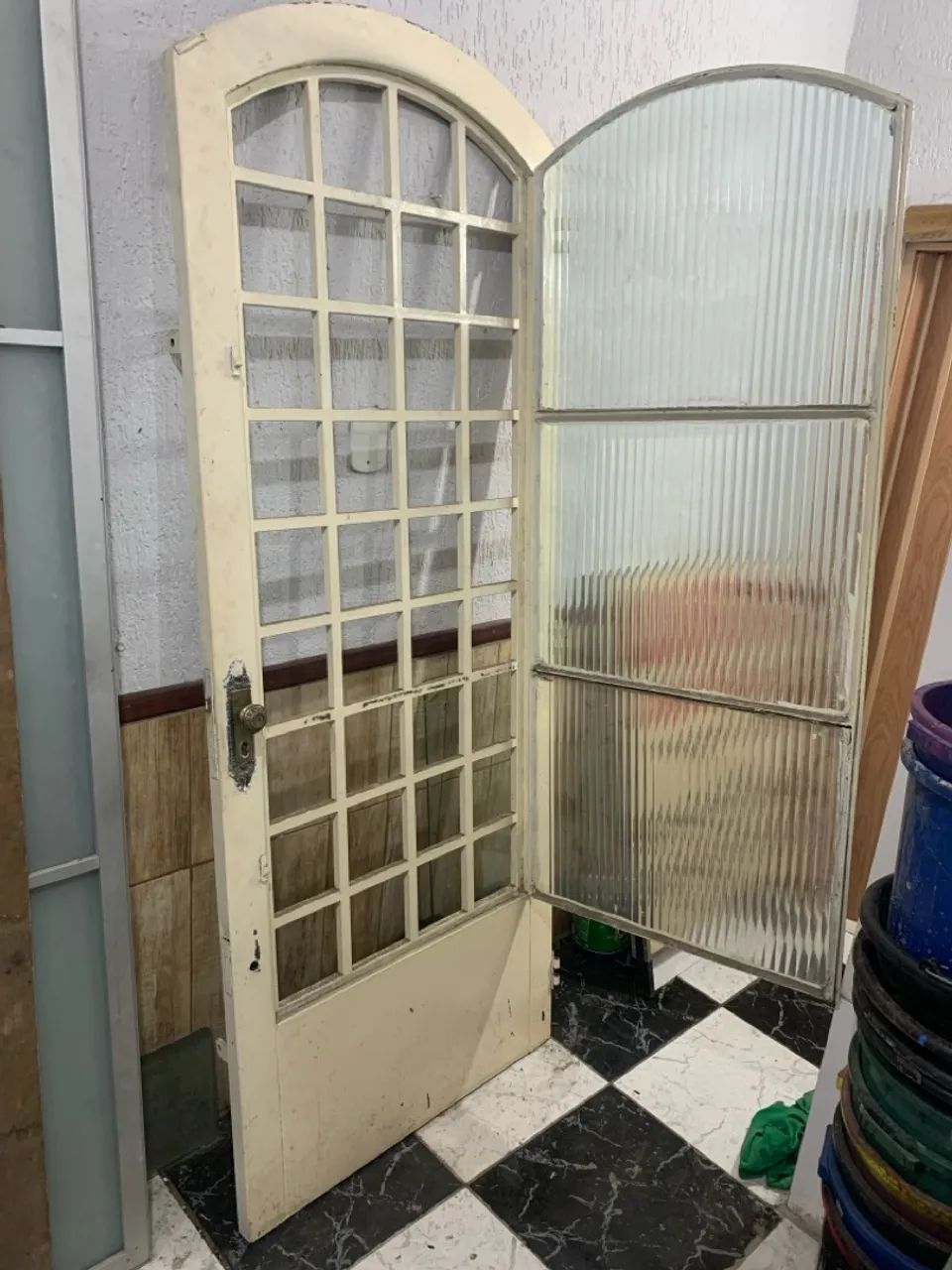 Porta de ferro maciço e vidro arredondada A 213 / L 85  - Foto 2