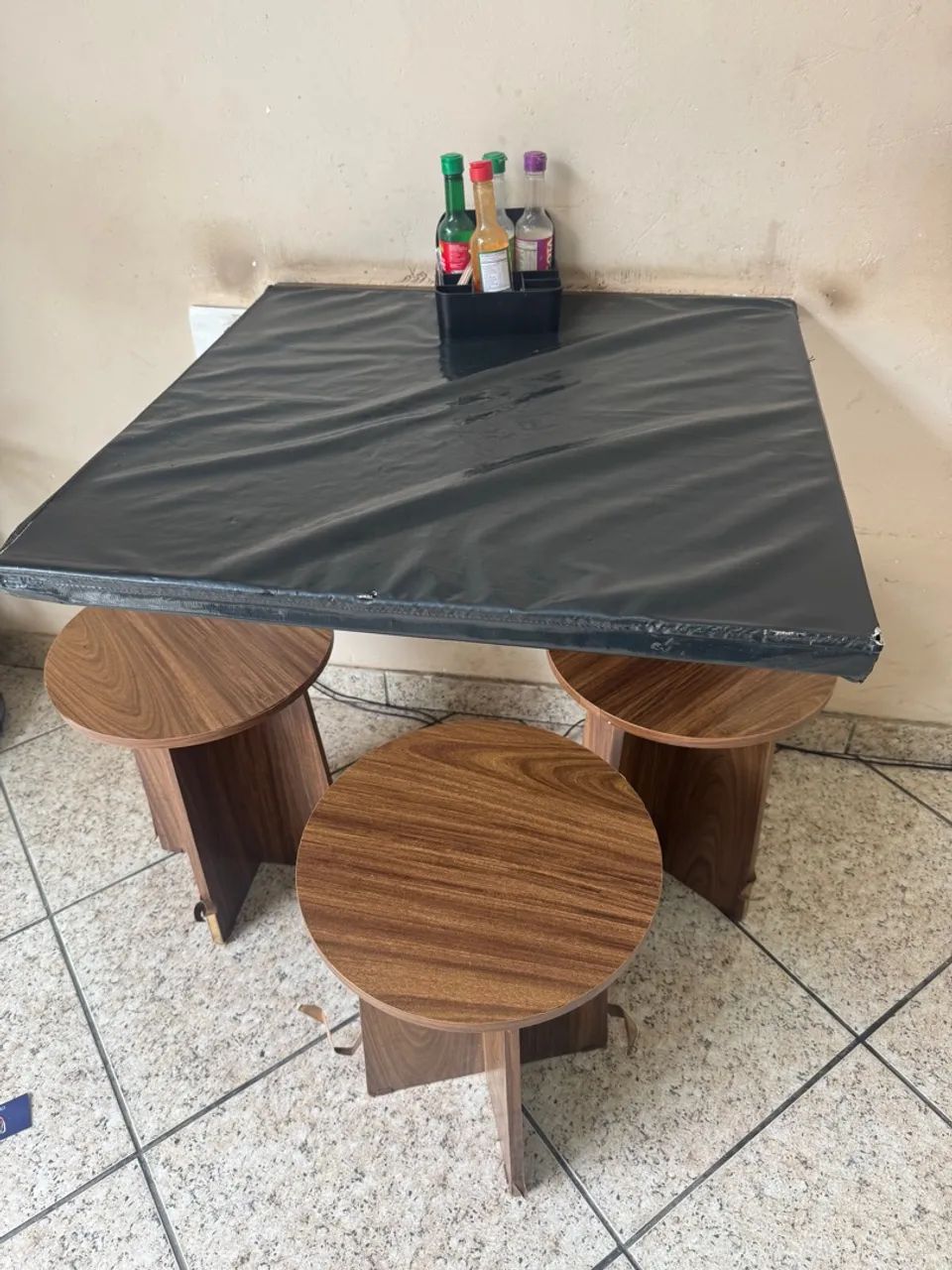 Conjunto de mesas para restaurante , parafusada da parede 