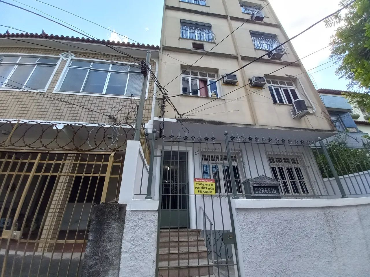 Apartamento de frente com vista indevassável, composto por sala, 2 quartos, banheiro socia
