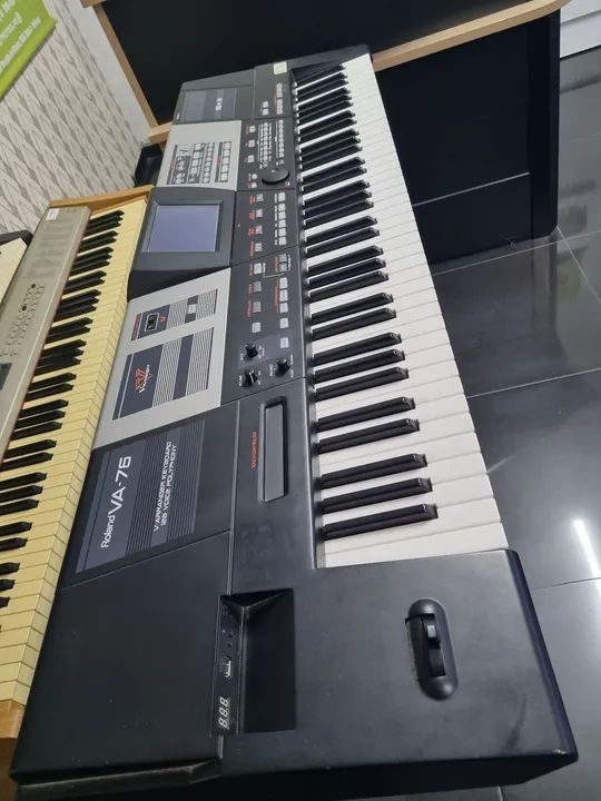 Teclado Roland VA76 IMPECÁVEL! - Foto 2