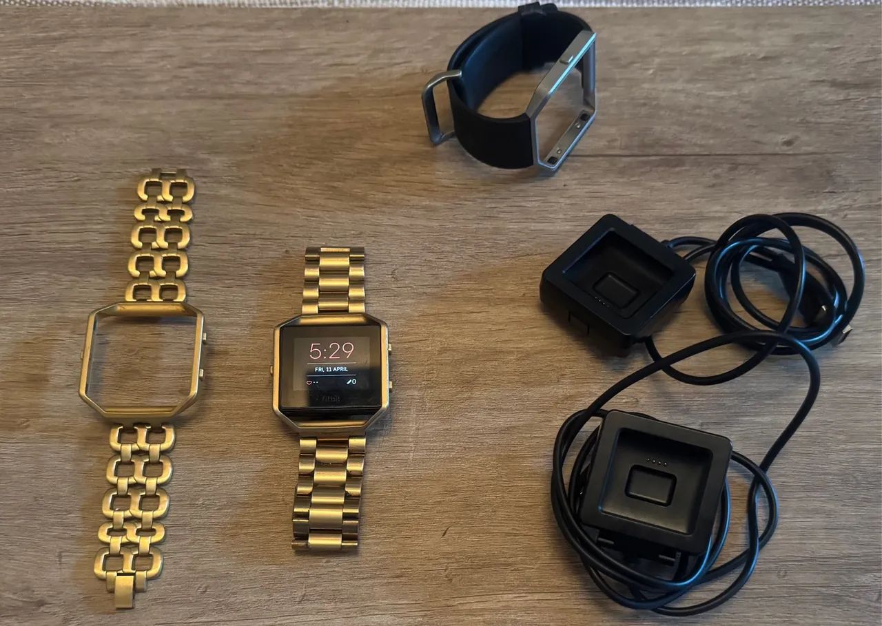 Google Fitbit Blaze com pulseira preta original + 2 douradas + 1 prateada+ 2 carregadores. - Foto 2