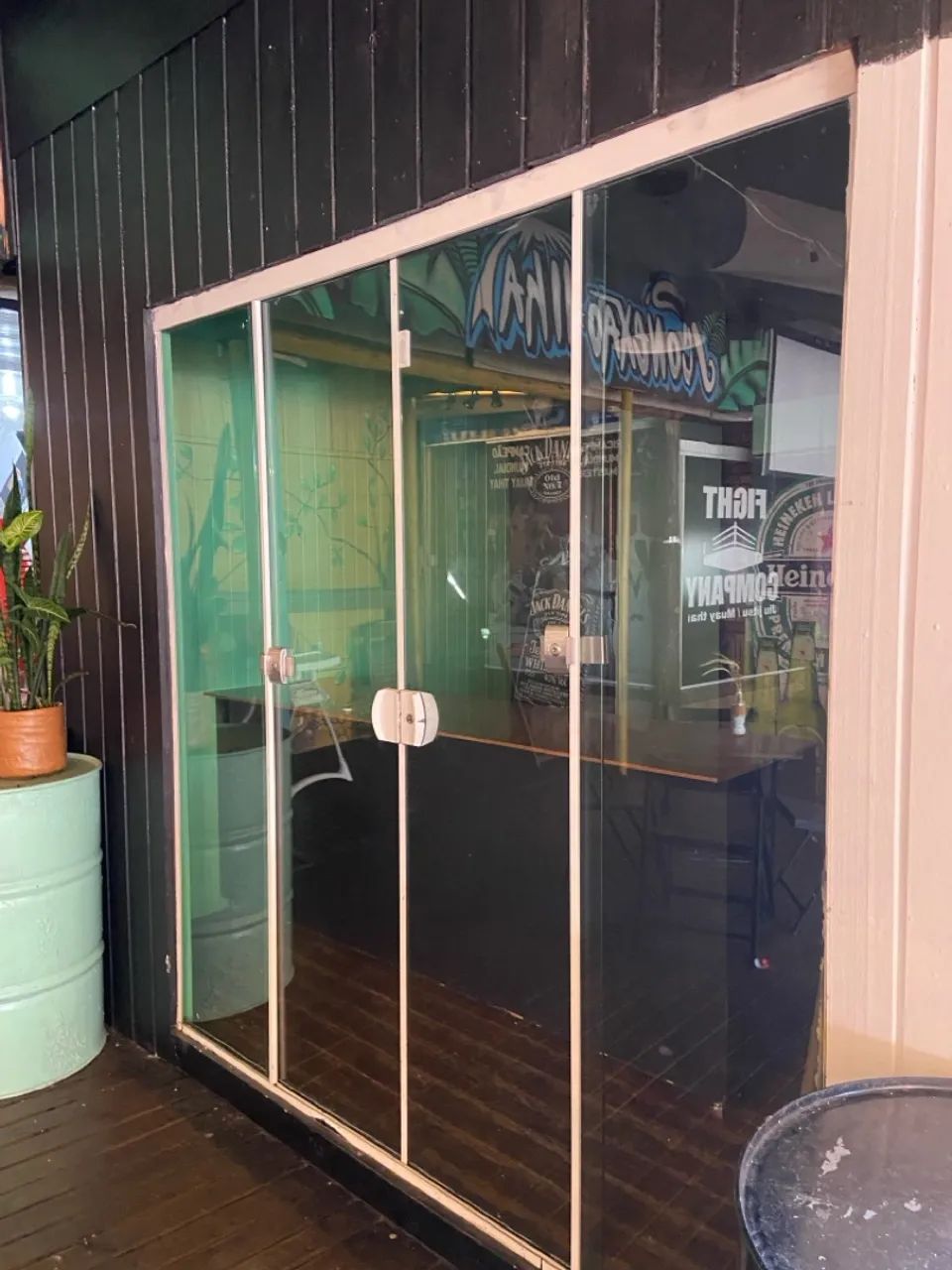 Porta de vidro com moldura de alumínio