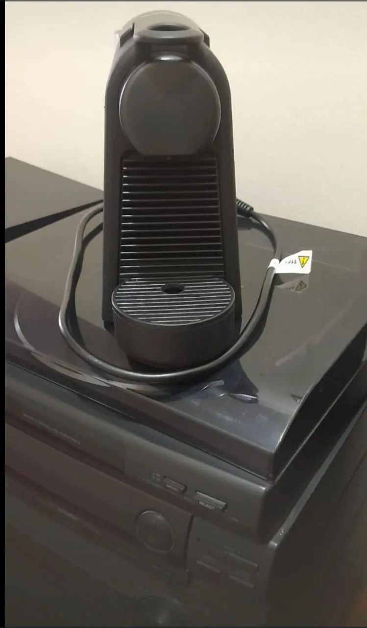 CAFETEIRA ELÉTRICA NESPRESSO ESSENZA MINI - PRETA.<br>R$ 330