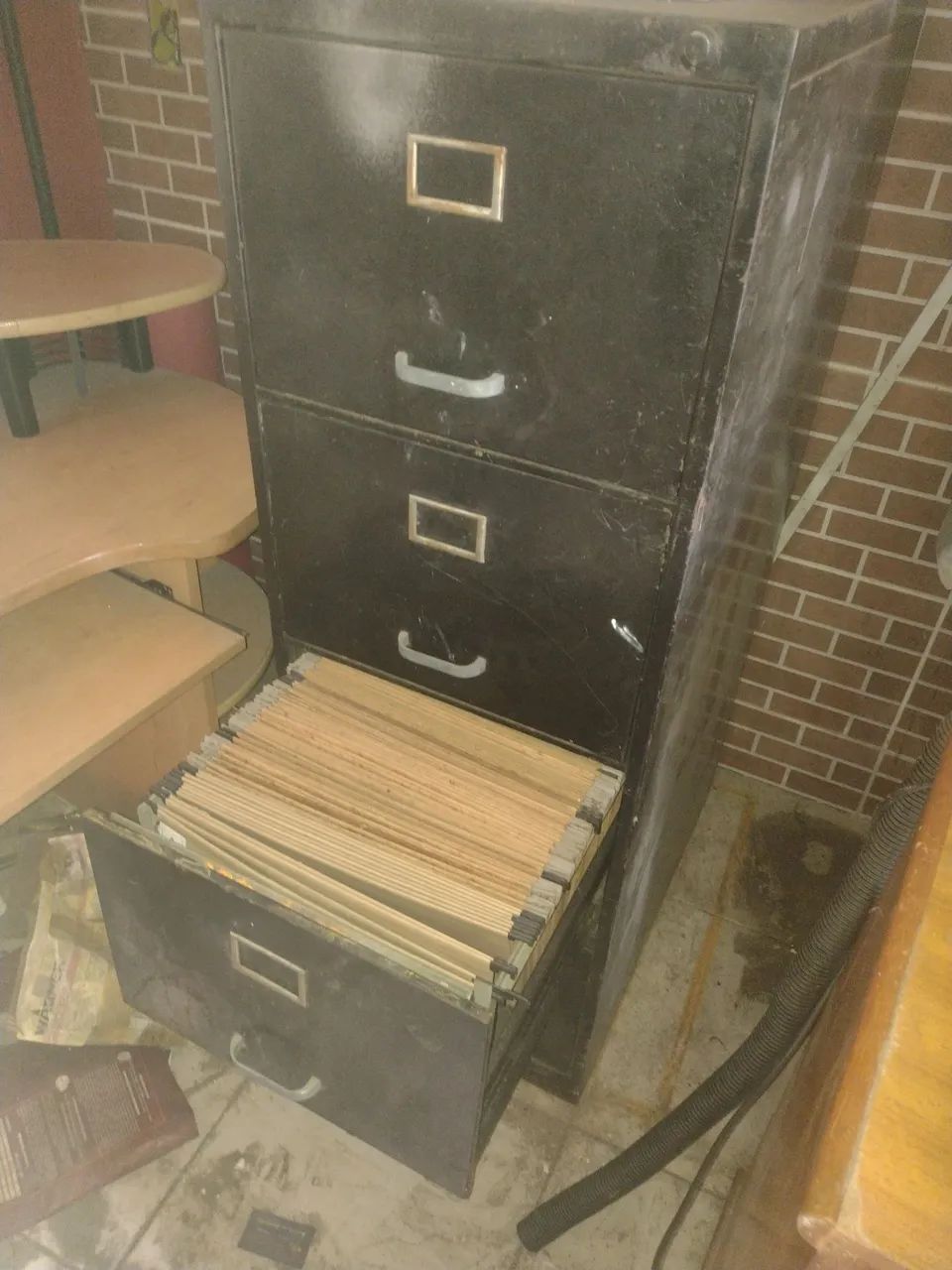 MESAS DE ESCRITÓRIO; ARMÁRIO DE AÇO; BANCO DE JARDIM BAIXOU PARA R$1.000,00 - Foto 5