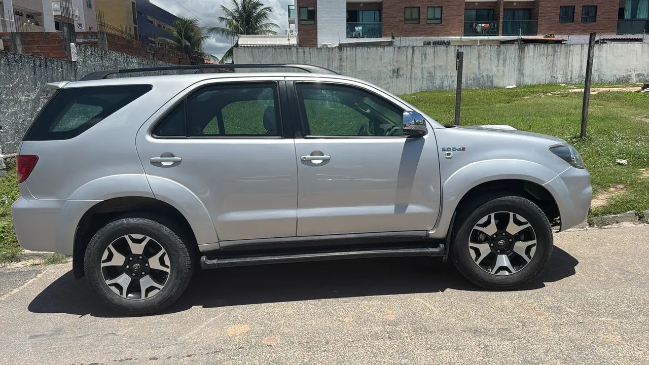 Vende se uma Sw4 5 lugares carro blindado no dinheiro faço 80 mil hoje.