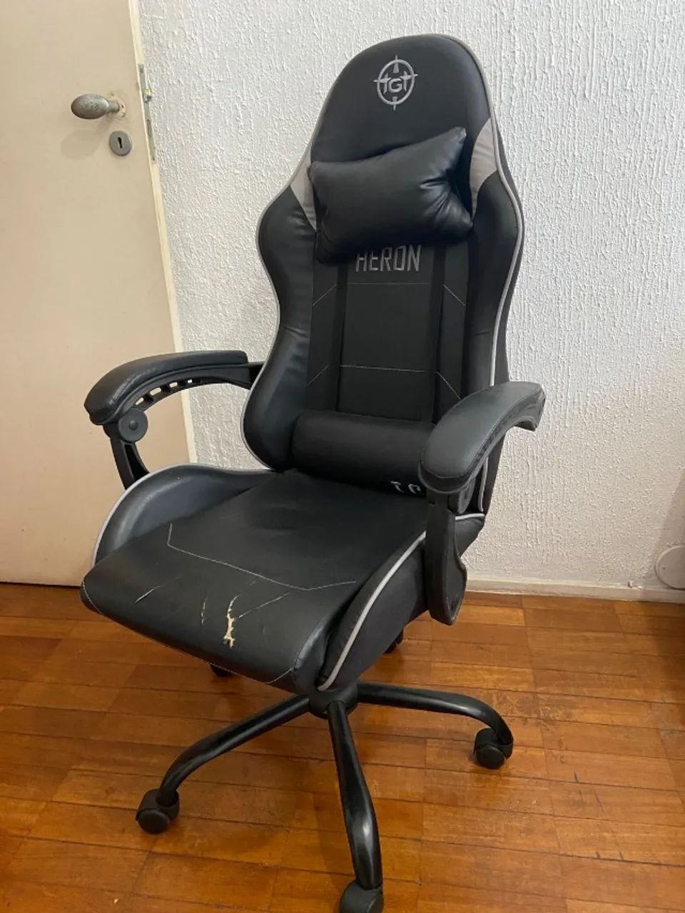 Cadeira Gamer TGT Heron TC, Espuma Moldada, Almofada de Pescoço, Preto e Cinza - Foto 2