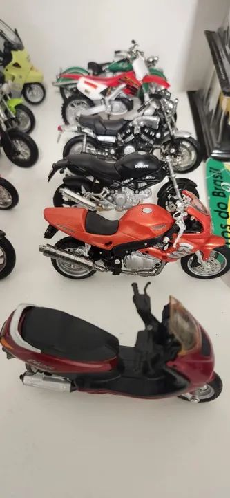 28 miniaturas de motocicletas modelos diversos, escala 1/18 - Foto 4