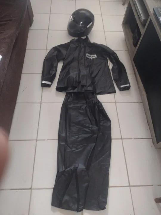 Capa de chuva e capacete