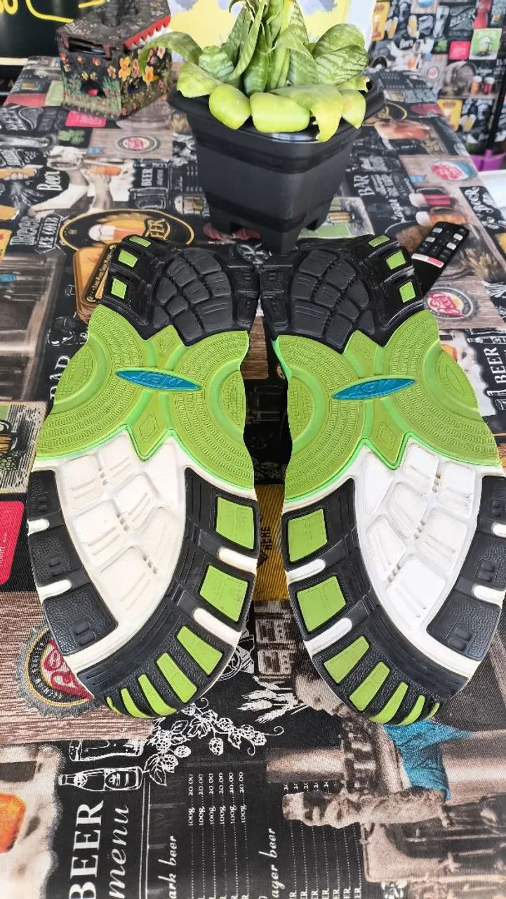 Tênis MTB Zee de corrida preto com detalhes em verde - Foto 4