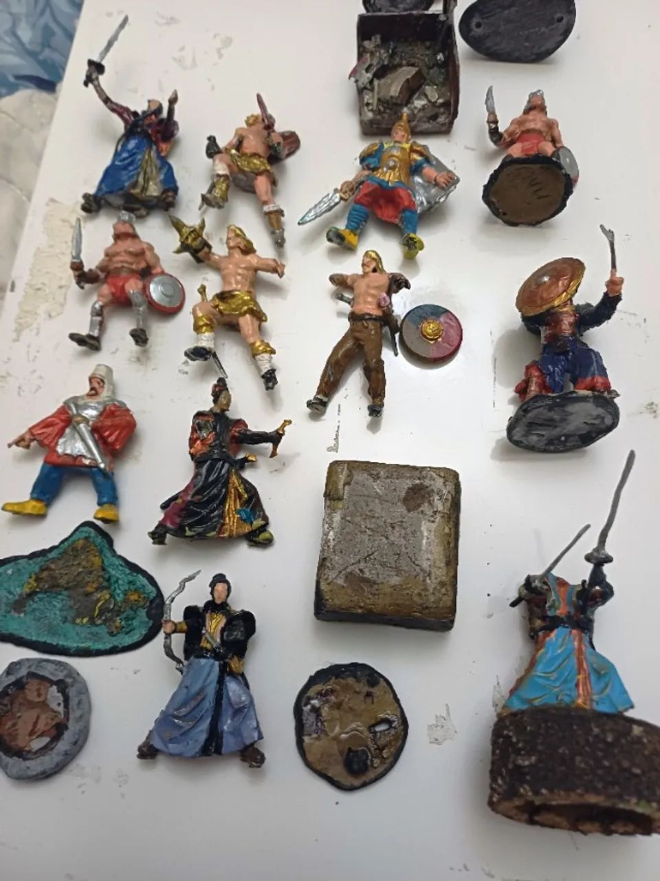 venda de figuras de metal montadas e pintadas  - Foto 4