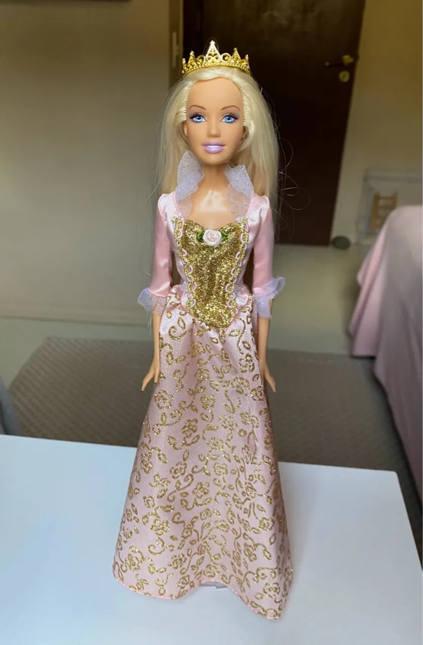 Barbie Anneliese Básica A Princesa e a Plebeia