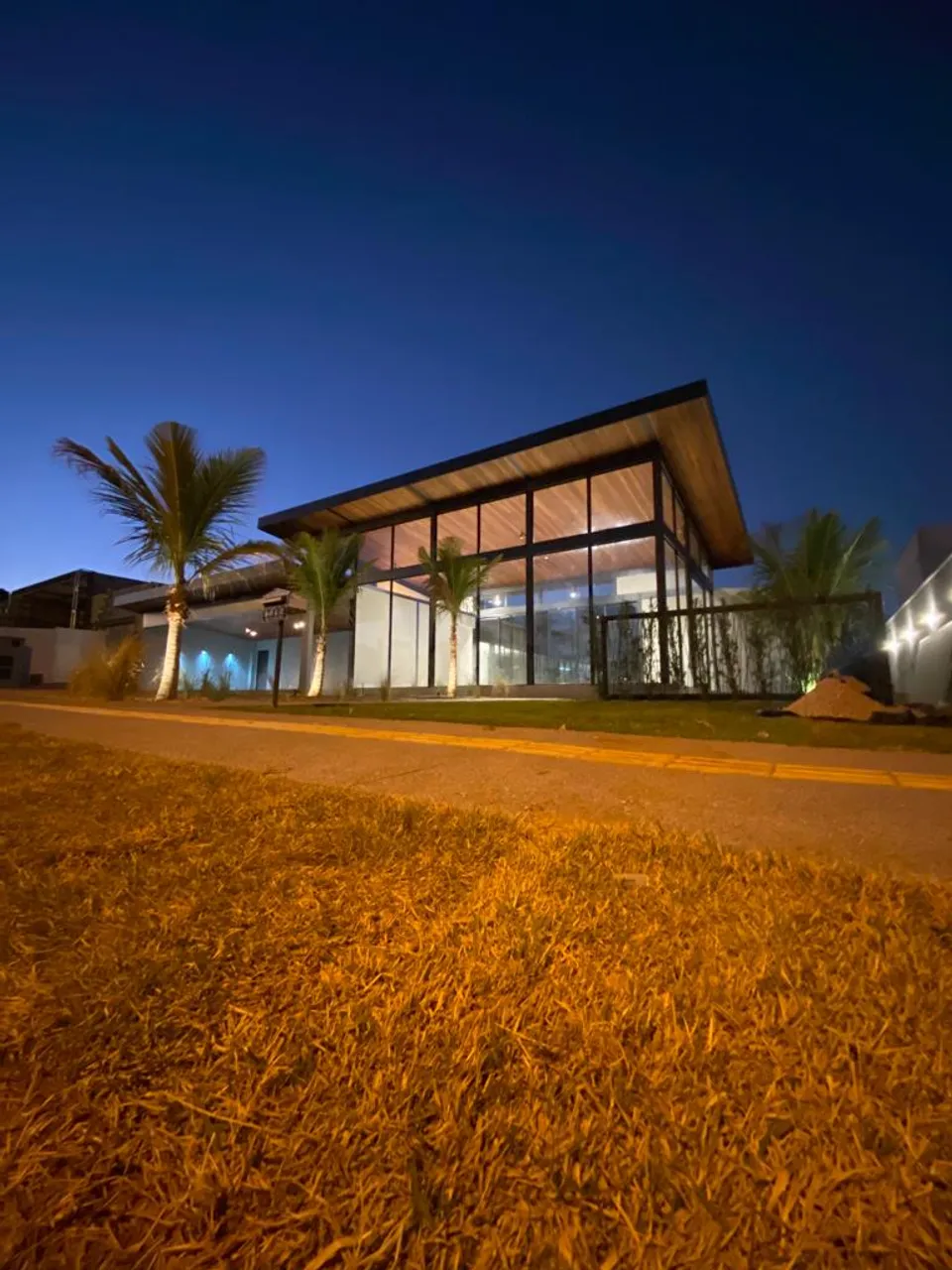 Casa de condomínio sobrado para aluguel possui 550 metros quadrados com 4 quartos