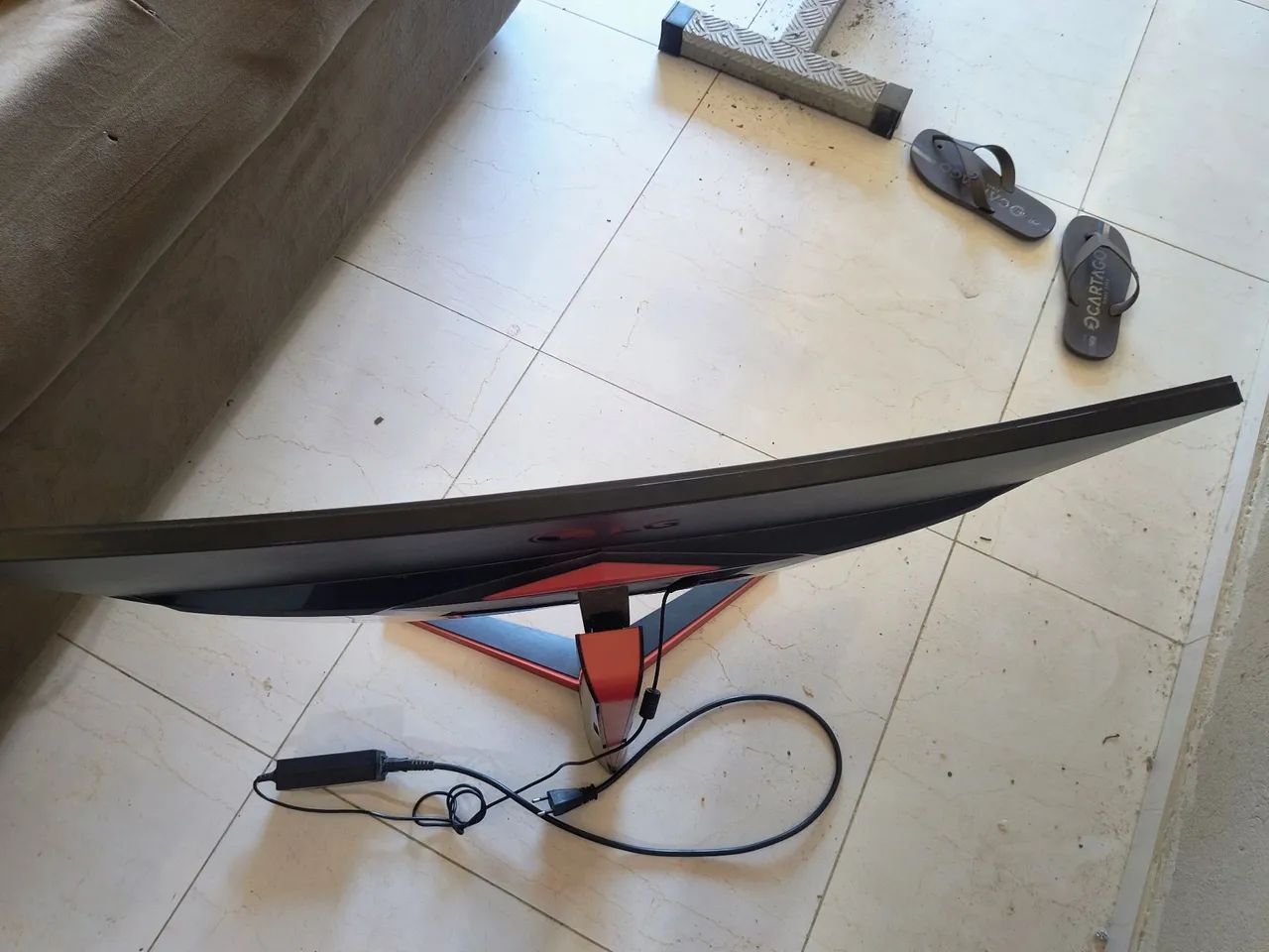 Monitor gamer LG de 34 polegadas com tela trincada no canto mas funcionando concerta .