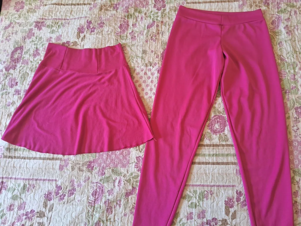 Conjunto saia e calça rosa. Tamanho P.