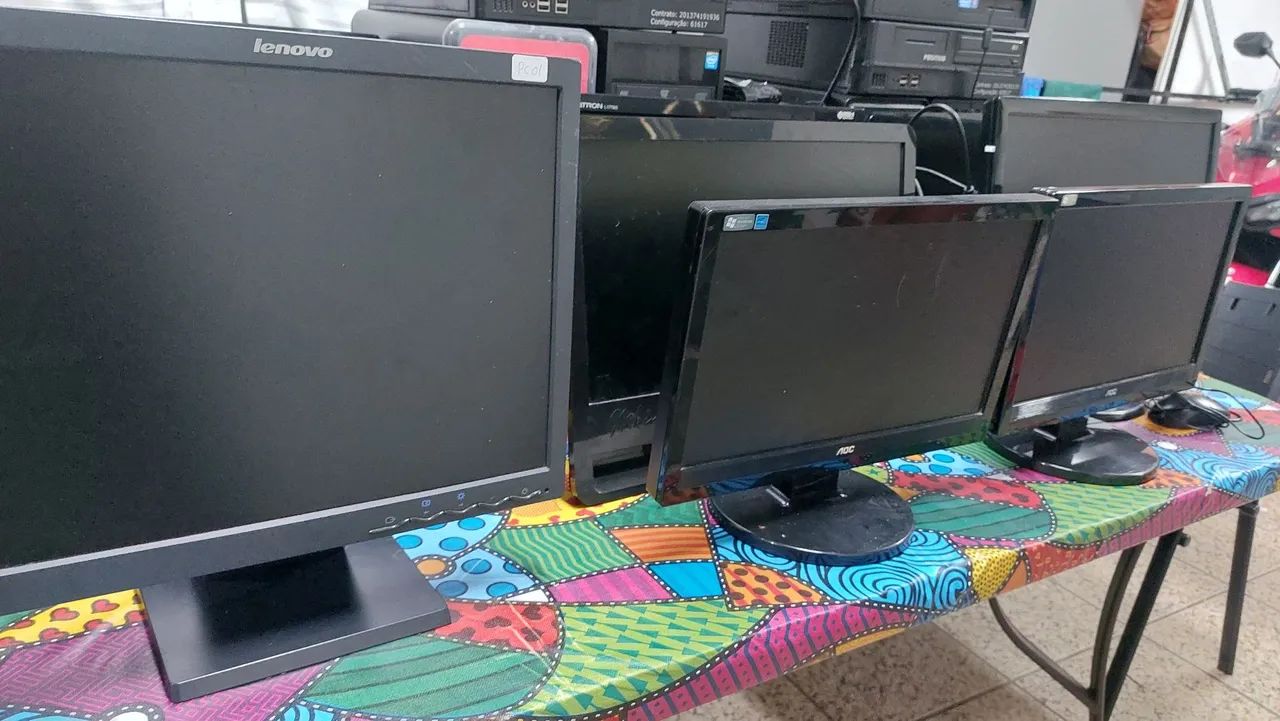 Computadores, teclado, mouse, CPU.