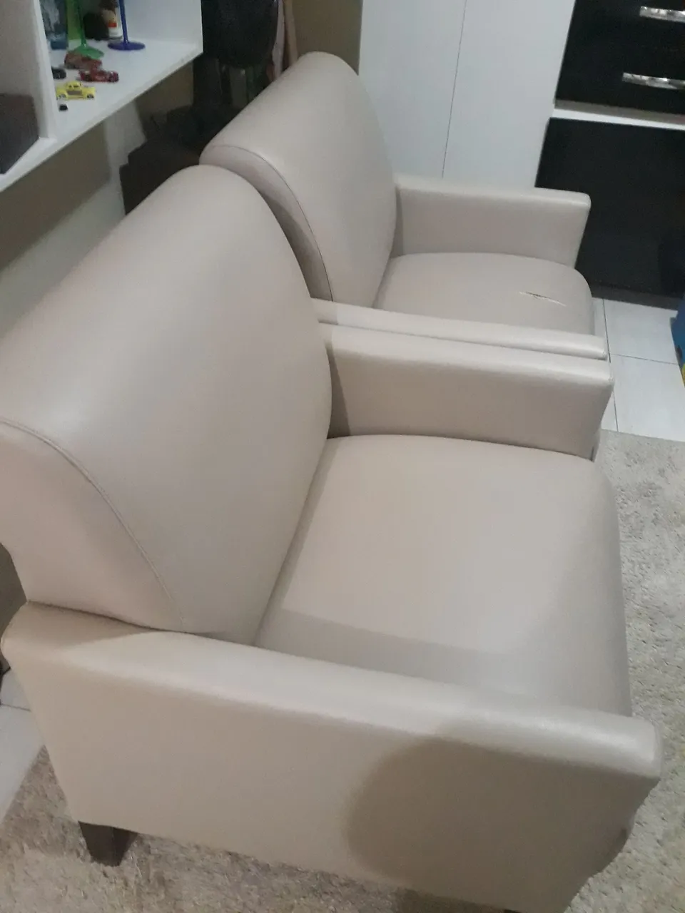 Poltronas em Couro Sintético - Conforto e Elegância!