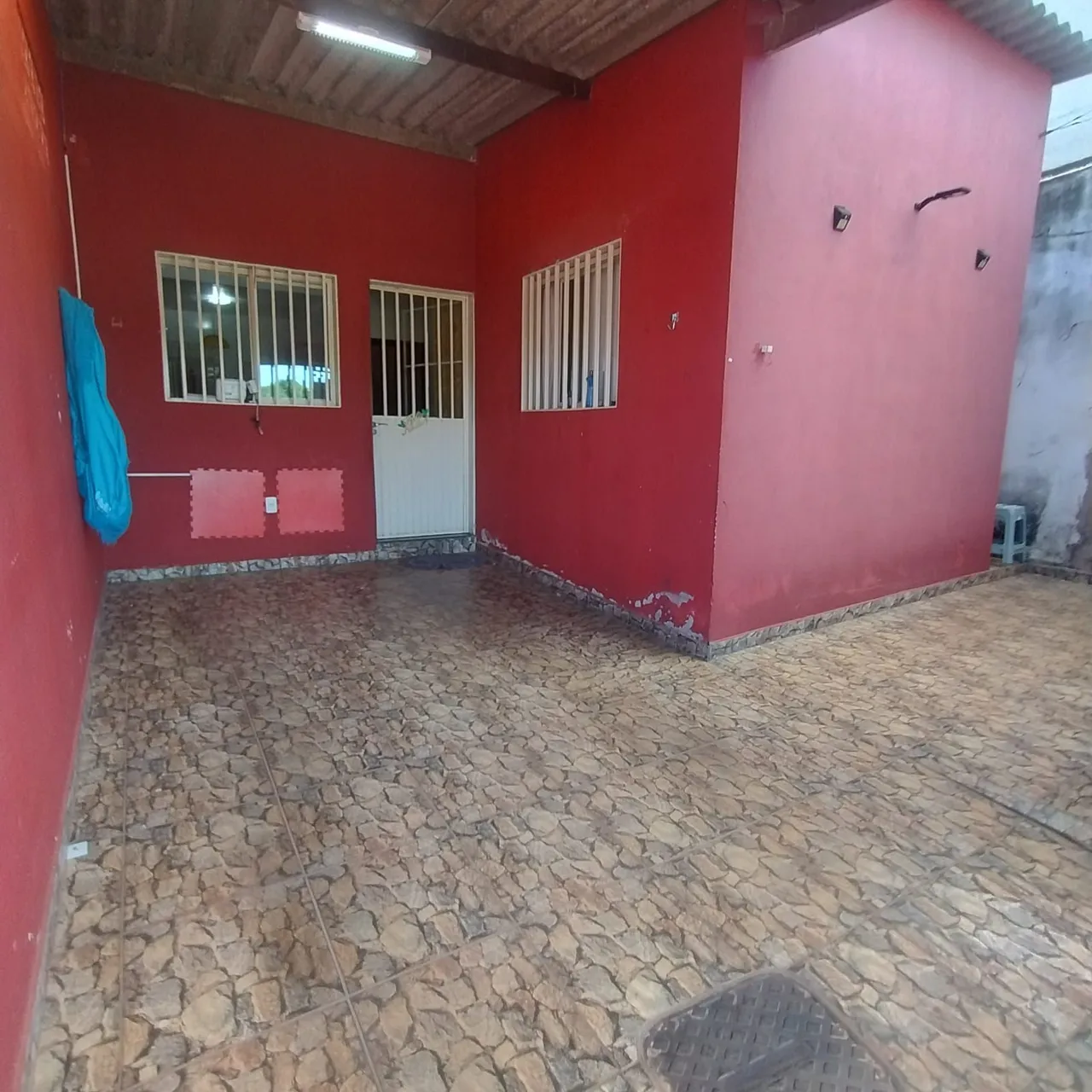 Casa com dois quartos, sendo uma suíte. Estrutura para mais um pavimento, na laje.