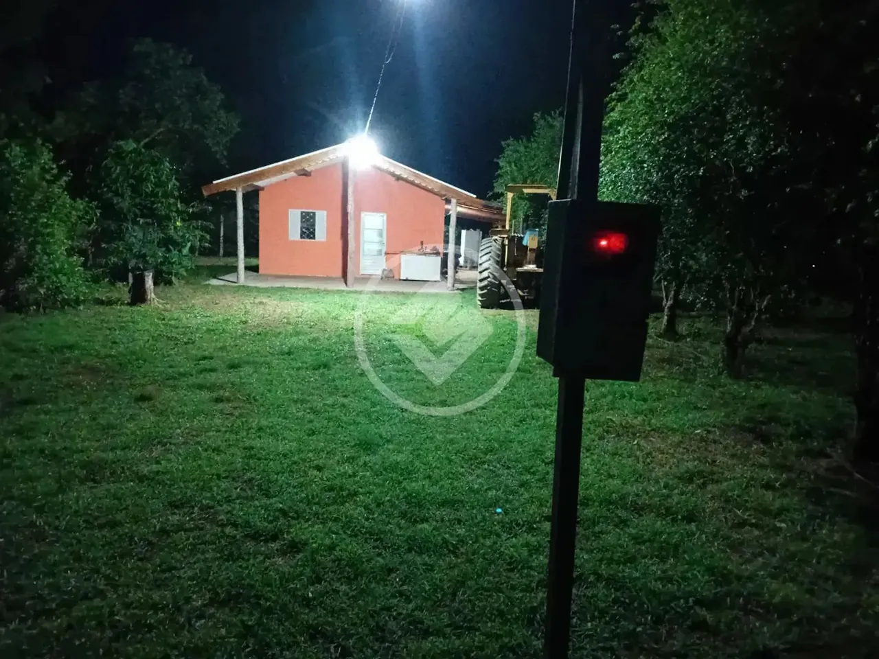 Chácara a 10km da estrada e 5km do distrito de Cangas, produzindo banana, limão, pasto for