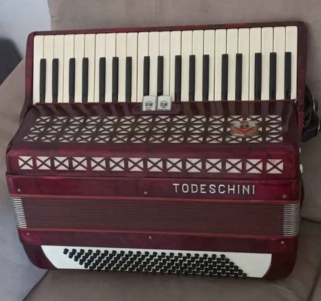Acordeon Todeschini 120 baixos,  em terça de vóz som alto, afinada recente