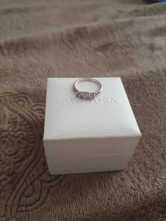 Anel Pandora com três pedras, conto de fadas.