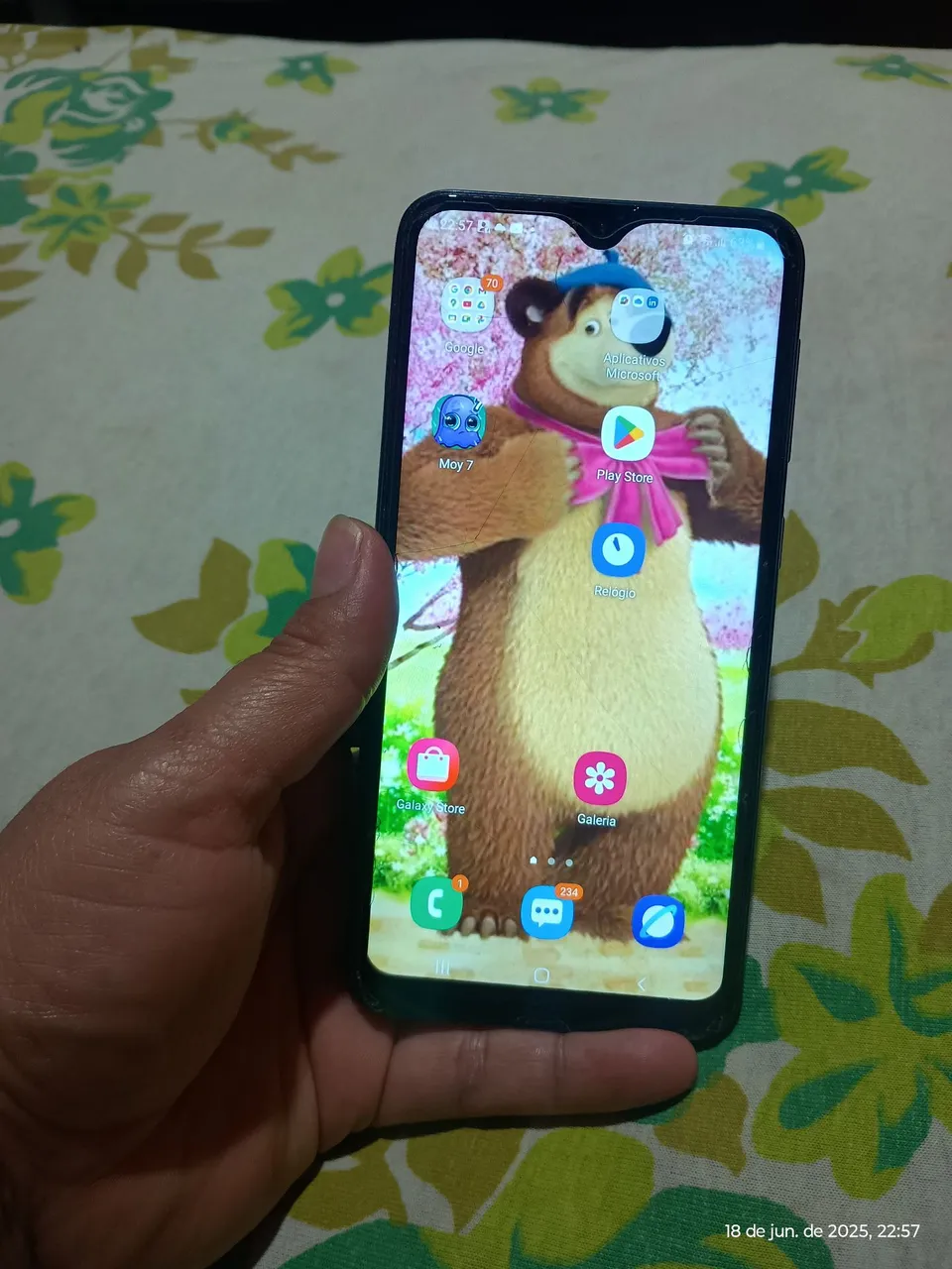 Vende-se um celular em boas condições não tem trinco não tem machas só troca a película tr