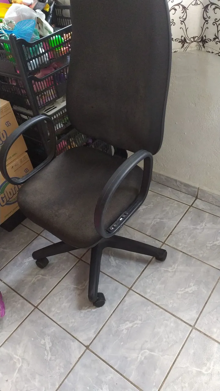 Cadeira de Escritório Giratória com Rodinhas..
