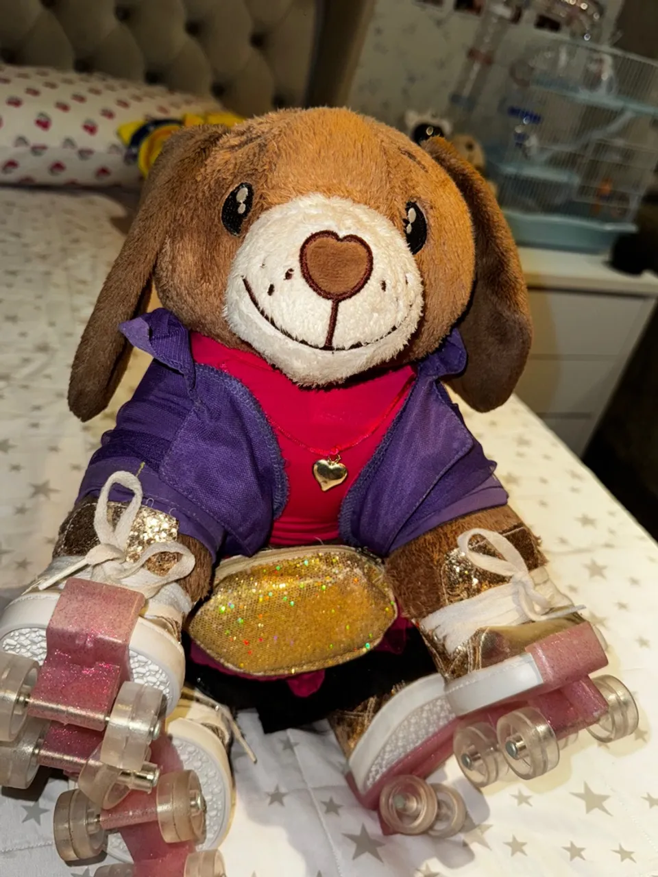 Urso de pelúcia com patins e acessórios da Criamigos