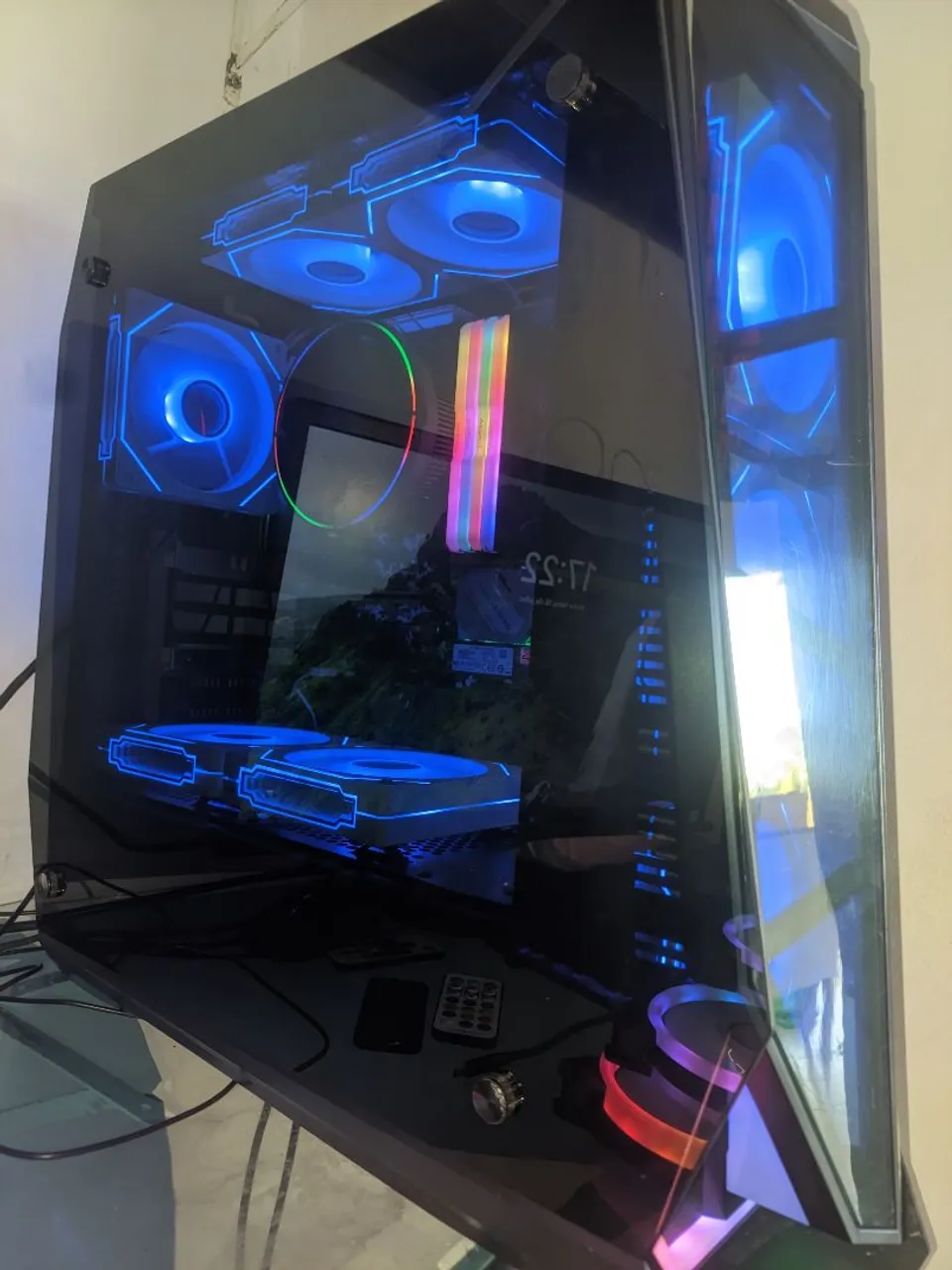 PC Gamer com iluminação RGB e design moderno 400$
