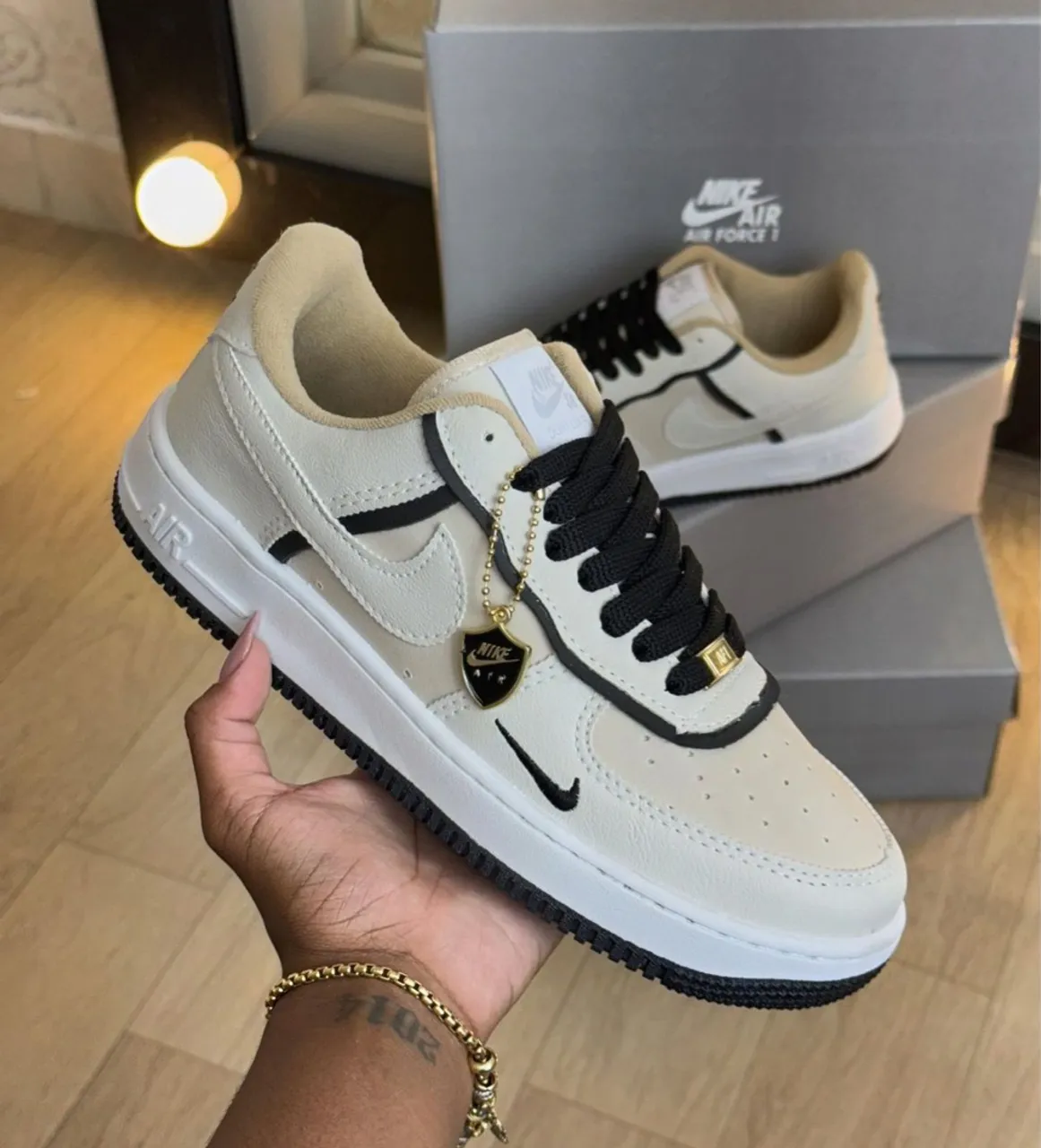 Nike Air Force 1 - Bege e Preto