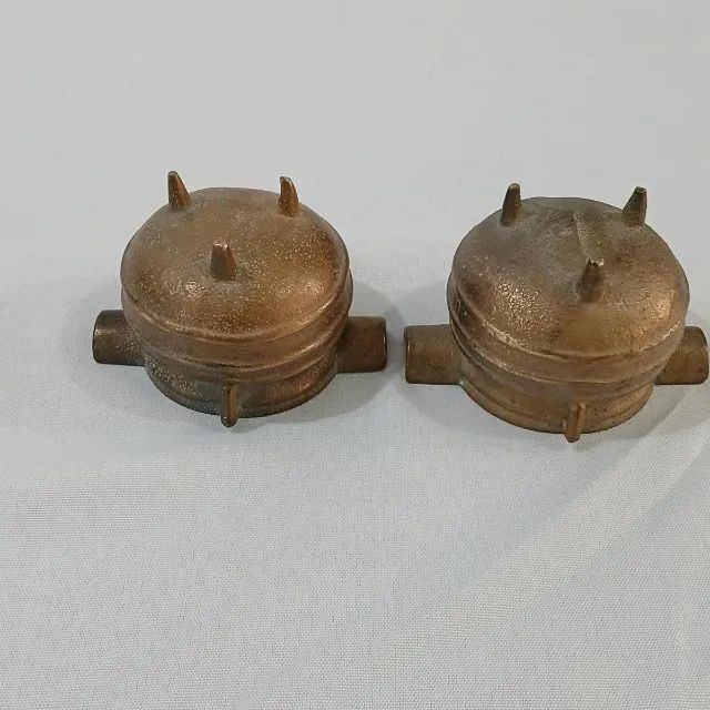 Par de antigos cinzeiros em bronze maciço dourado no formato caldeirão de bruxa   - Foto 3