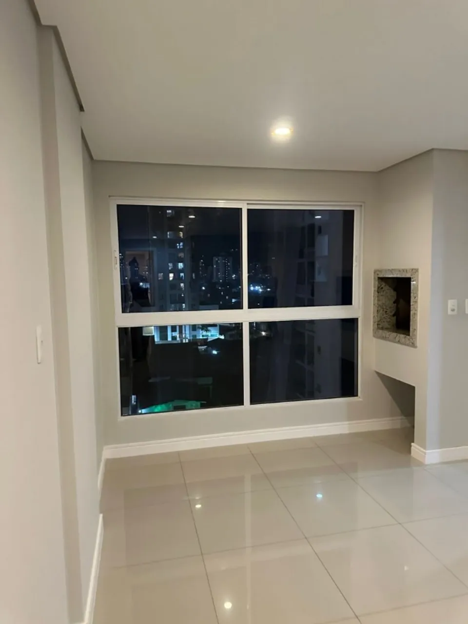 Locação Anual - Apartamento Semi-Mobiliado com 2 suites e 1 vaga - Itajaí