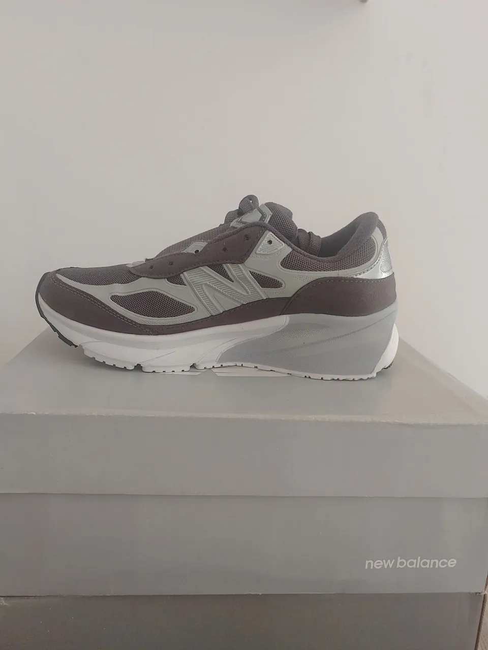 Tênis New Balance 990v6 - Cinza e Marrom