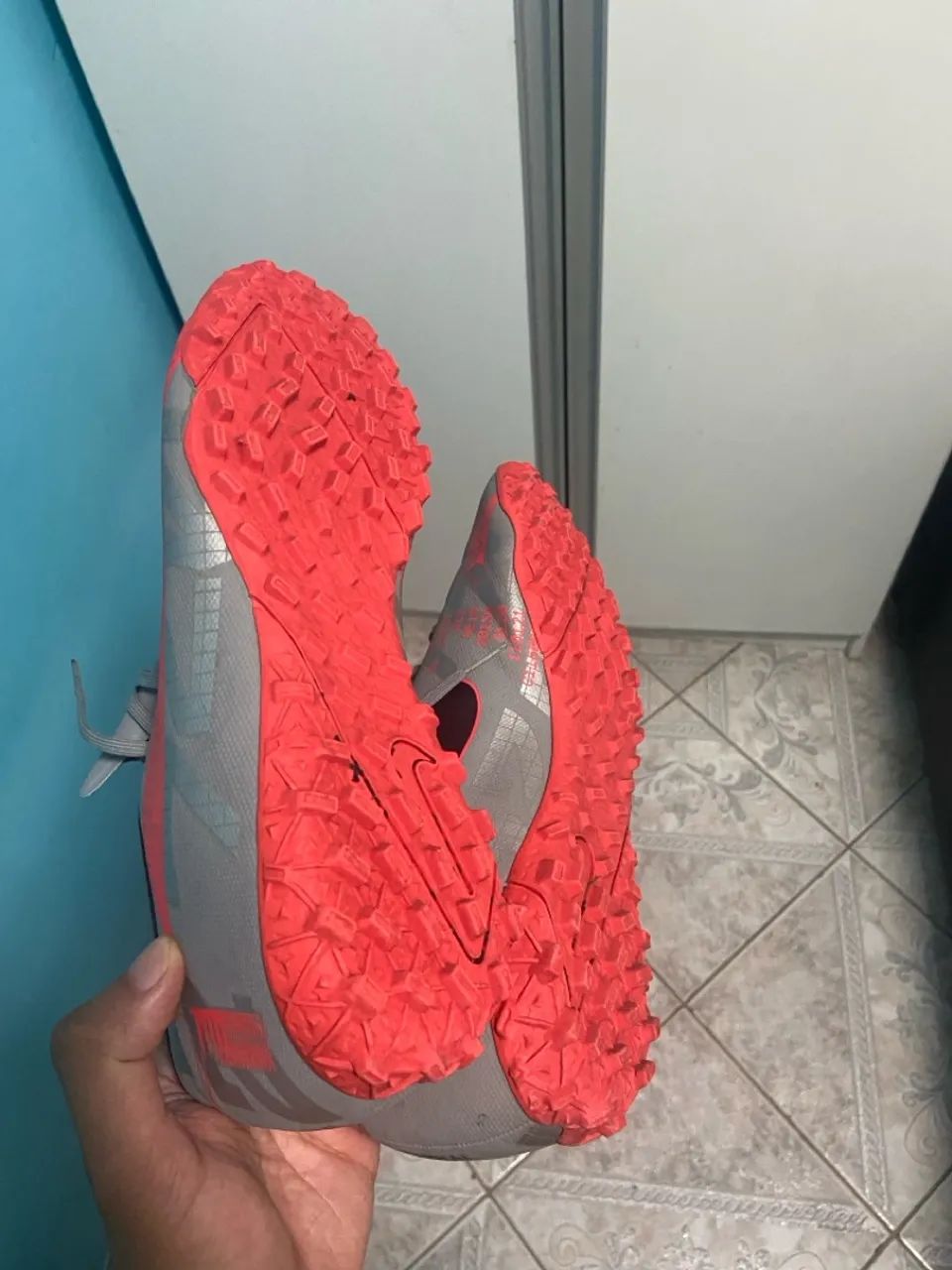 Chuteira Nike Mercurial Cinza e laranja  - Foto 5