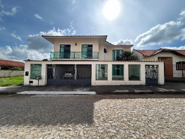 Casa à venda em Barbacena/MG - 2 andares, 3 dormitórios, 4 vagas de garagem