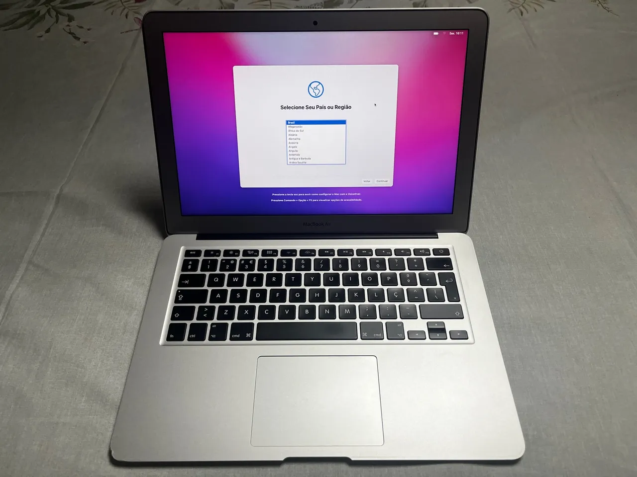 Apple MacBook Air with Intel Core i5, 1.6GHz, (13-inch, 4GB