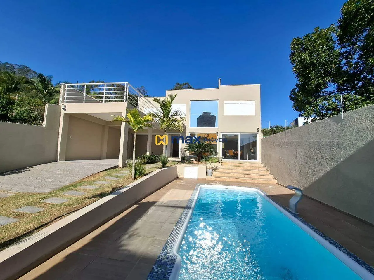 Casa com Piscina Mobiliada, 4 Dormitórios sendo 2 Suítes na Fazendinha - Itajaí